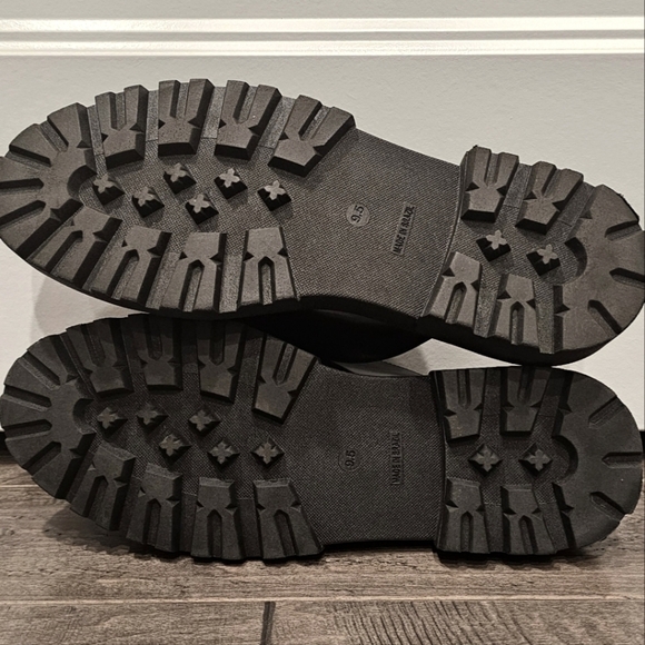 Steve Madden Black Chunky Mule Loafers with Gold Detailed Hardware Sz 9.5 - Picture 5 of 7